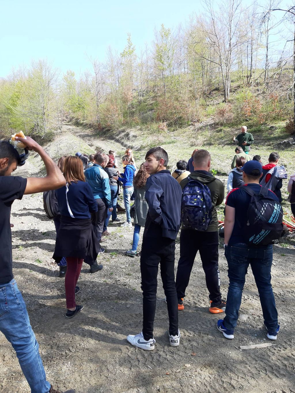 На 24.04.2019 г. ученици от ПГСЕУ-Тетевен извършиха дейност по отглеждане и залесяване на общинска гора - ПГ по СЕУ - Тетевен
